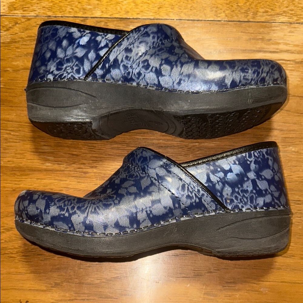 DANSKO XP 2.0 BLUE PATTERNED CLOG SIZE 38